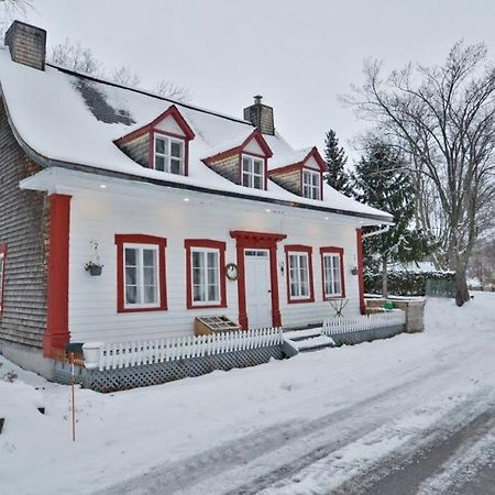 Om Chalet 1 Avec Spa Face Au Fleuve Saint-Jean Екстер'єр фото
