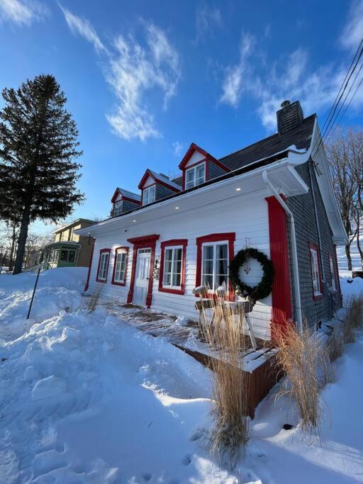 Om Chalet 1 Avec Spa Face Au Fleuve Saint-Jean Екстер'єр фото