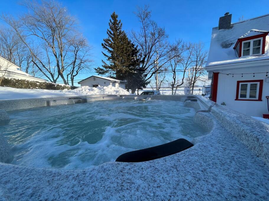Om Chalet 1 Avec Spa Face Au Fleuve Saint-Jean Екстер'єр фото